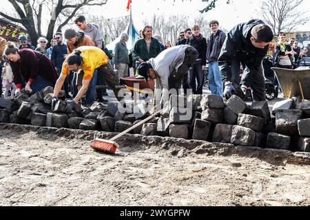 Bei einem Treffen in Christiania im März wurde beschlossen, die sogenannte Pusher Street im berühmten Kopenhagener Viertel heute am Samstag, den 6. April 2024, während eines sogenannten Aktionstages auszugraben. Es ist geplant, dass Christianitter mit Hilfe von Arbeitern die Straße ausgräbt. Menschen außerhalb von Christiania sind herzlich eingeladen, sich daran zu beteiligen, wie der Sprecher von Christiania informiert hat. Durch das Ausgraben der Straße hoffen die Bewohner von Christiania, kriminelle Banden davon abzuhalten, ihren Drogenhandel am Standort Kopenhagen Pusher Street Dänemark fortzusetzen Copyright: XKristianxTuxenxLadegaardxBergx 2E6A2589 Stockfoto