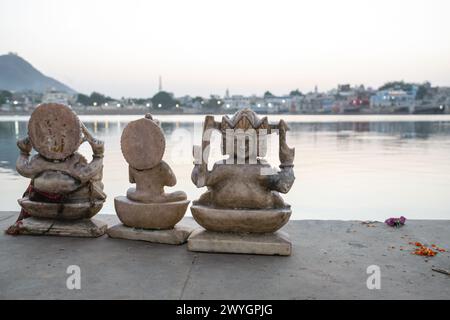 Statuetten vor dem Pushkar Sarovar See, heilige Pilgerfahrt für den Hinduismus Stockfoto