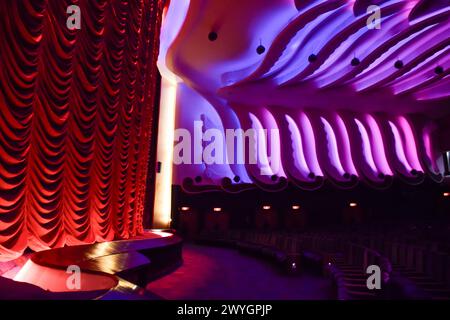 Raj Mandir Theater in Jaipur mit beleuchteten roten Samtstühlen mit Ständen Stockfoto