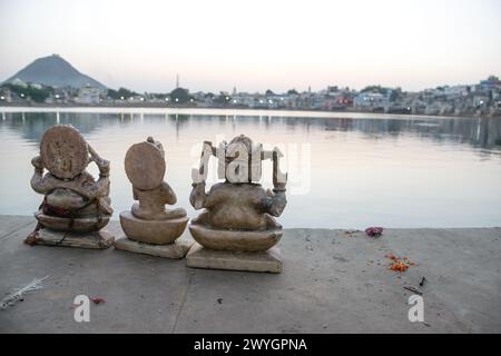 Statuetten vor dem Pushkar Sarovar See, heilige Pilgerfahrt für den Hinduismus Stockfoto