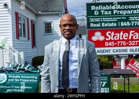 Middletown, NY, USA. April 2024. Warren Shelley bei der Veranstaltung „Tax Deadline“ im Reliable Accounting & Tax Preparation Office. Quelle: Steve Mack/Alamy Live News Stockfoto