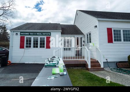 Middletown, NY, USA. April 2024. Atmosphäre, Außenansicht bei der Veranstaltung zum Steuertermin im Reliable Accounting & Tax Preparation Office. Quelle: Steve Mack/Alamy Live News Stockfoto