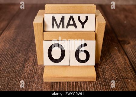 06. Mai Text mit Tafel Hintergrund für Kalender. Und Mai ist der fünfte Monat des Jahres. Stockfoto