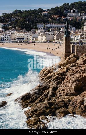 Ein Blick auf den Strand von Tossa de Mar in der Nähe der Statue, die der Göttin Minerva gewidmet ist. Costa Brava in Katalonien, Mittelmeer, Spanien. Stockfoto