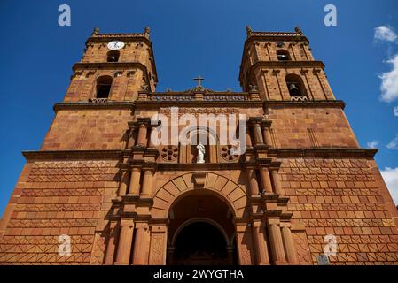 Barichara, Santander, Kolumbien; 25. November 2022: Fassade der Kathedrale der Unbefleckten Empfängnis, der wichtigste katholische Tempel der Stadt, eine impo Stockfoto