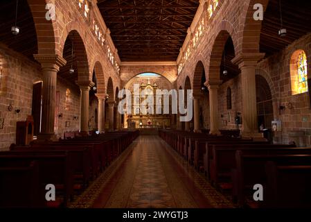 Barichara, Santander, Kolumbien; 25. November 2022: Innere der Kathedrale der Unbefleckten Empfängnis, aus Sandstein gebaut. Eine Reihe monolithischer Säulen Stockfoto