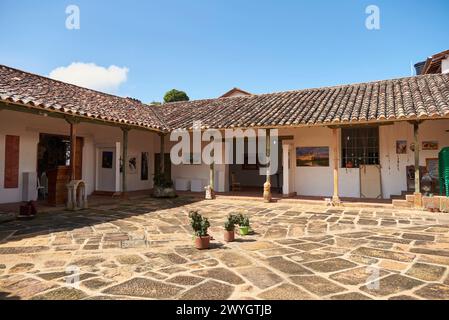 Barichara, Santander, Kolumbien; 25. November 2022: Zentraler Innenhof des Hauses der Kultur, Casa de la Cultura, Emilio Pradilla Gonzalez. Stockfoto