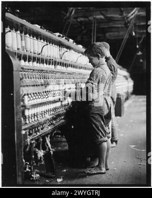 Junger Doffer in North Pownal Mill. North Pownal, Vermont. August 1910> Vintage American Photography 1910s. Untergeordnetes Arbeitsprojekt. Quelle: Lewis Hines Stockfoto