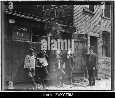 11:00 UHR Zeitungszeitungen bei Skeeter's Branch. Alle Jungen haben geraucht. St. Louis, Mo, Mai 1910 Vintage American Photography 1910s. Untergeordnetes Arbeitsprojekt. Quelle: Lewis Hines Stockfoto