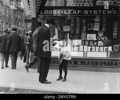 James Loqulla, ein Zeitungsjunge, 12 Jahre alt. Ich verkaufe drei Jahre lang Papiere. Durchschnittliches Einkommen 50 [Cent] pro Woche. Arbeitet 7 Stunden am Tag. Wilmington, Delaware, Mai 1910. Vintage American Photography 1910s Untergeordnetes Arbeitsprojekt. Quelle: Lewis Hines Stockfoto