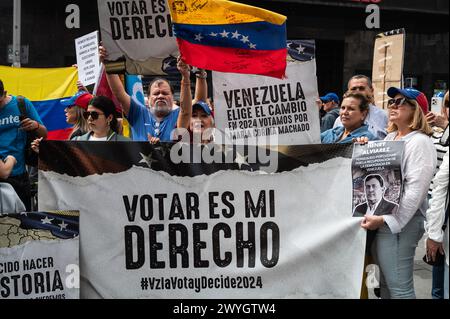 Madrid, Spanien. April 2024. Menschen, die mit Plakaten und venezolanischen Fahnen während einer Kundgebung unter dem Motto "gegen die Wahlblockade und die Verletzung der Menschenrechte in Venezuela" protestieren. Quelle: Marcos del Mazo/Alamy Live News Stockfoto