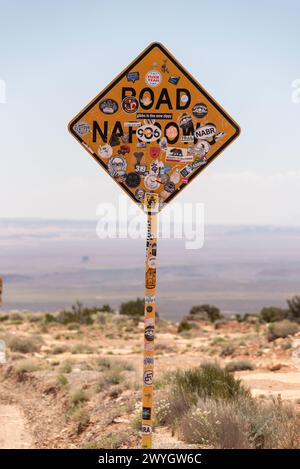 Straßenschild mit Aufklebern bedeckt, Süd-Utah. Stockfoto