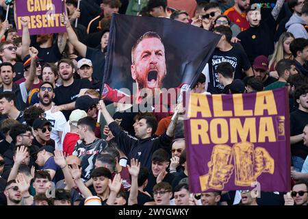 Rom, Italien. April 2024. Anhänger der AS Roma während des Spiels der Serie A TIM zwischen AS Roma und SS Lazio am 6. April 2024 im Stadio Olimpico in Rom. Quelle: Giuseppe Maffia/Alamy Live News Stockfoto