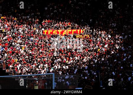 Rom, Italien. April 2024. Anhänger der AS Roma während des Spiels der Serie A TIM zwischen AS Roma und SS Lazio am 6. April 2024 im Stadio Olimpico in Rom. Quelle: Giuseppe Maffia/Alamy Live News Stockfoto