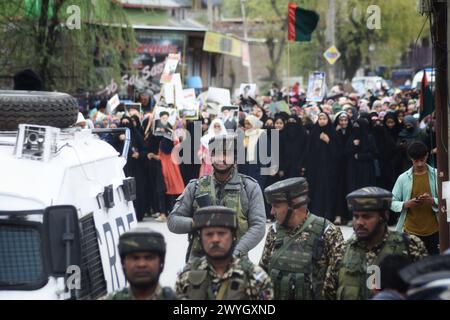 5. April 2024, Budgam, Jammu und Kaschmir, Indien: Kaschmirfrauen weinen um weiß gehüllte Leichensäcke, die Opfer des israelisch-palästinensischen Konflikts repräsentieren und während des "al-Quds"-Tages anti-israelische und -amerikanische Slogans singen, Arabisch für Jerusalem, Kundgebung in Magam, indisch verwaltetes Kaschmir, Freitag, April 2024. Der Jerusalem-Tag begann nach der Islamischen Revolution im Iran 1979, als Ayatollah Khomeini den letzten Freitag des muslimischen heiligen Monats Ramadan zum Tag erklärte, um die Bedeutung Jerusalems für die Muslime zu demonstrieren. (Bild: © Mubashir Hassan/Pacific Press via ZUMA Press Wire Stockfoto