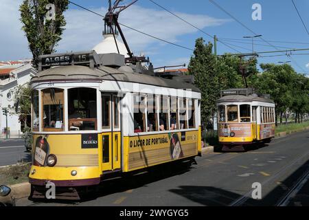 Der berühmte gelbe Trolley fährt durch die ältesten Viertel Lissabon, Portugal. Der gelbe Trolley ist bei Touristen sehr beliebt. Stockfoto