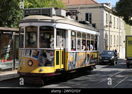 Der berühmte gelbe Trolley fährt durch die ältesten Viertel Lissabon, Portugal. Der gelbe Trolley ist bei Touristen sehr beliebt. Stockfoto