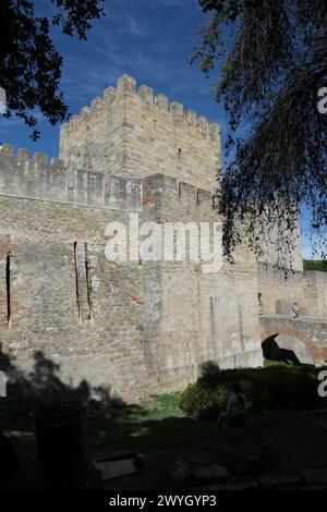 Castelo de São Jorge, auch bekannt als St. Georgs Burg, ist eine historische Burg in Lissabon, Portugal, die sich auf dem höchsten Hügel der Stadt befindet. UNESCO. Stockfoto