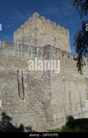 Castelo de São Jorge, auch bekannt als St. Georgs Burg, ist eine historische Burg in Lissabon, Portugal, die sich auf dem höchsten Hügel der Stadt befindet. UNESCO. Stockfoto