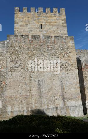 Castelo de São Jorge, auch bekannt als St. Georgs Burg, ist eine historische Burg in Lissabon, Portugal, die sich auf dem höchsten Hügel der Stadt befindet. UNESCO. Stockfoto