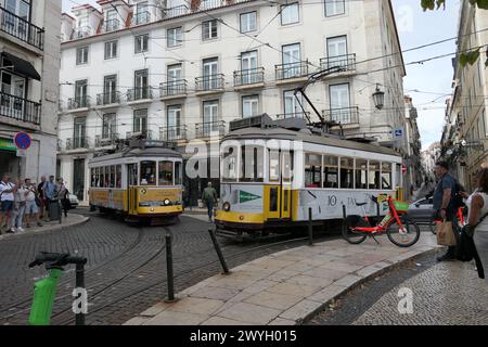 Der berühmte gelbe Trolley fährt durch die ältesten Viertel Lissabon, Portugal. Der gelbe Trolley ist bei Touristen sehr beliebt. Stockfoto