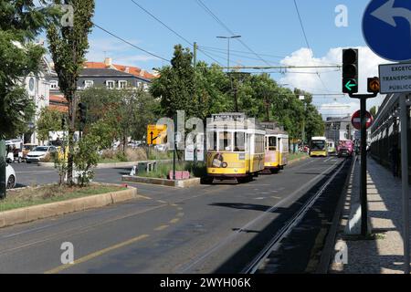 Der berühmte gelbe Trolley fährt durch die ältesten Viertel Lissabon, Portugal. Der gelbe Trolley ist bei Touristen sehr beliebt. Stockfoto
