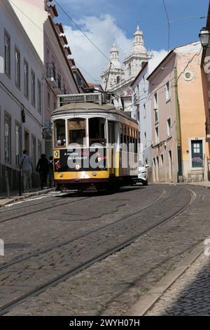 Der berühmte gelbe Trolley fährt durch die ältesten Viertel Lissabon, Portugal. Der gelbe Trolley ist bei Touristen sehr beliebt. Stockfoto