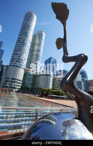 „Point Growth, Point Croissance“-Skulptur von Lim Dong Lak. Bürogebäude. La Defense. Paris. Frankreich. Europa. Stockfoto