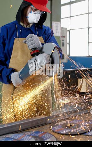 Qualitätskontrolle-Test abschleifende Scheibe zum Schneiden von Metall mit elektronischer Schleifstein. Metallindustrie. Stockfoto