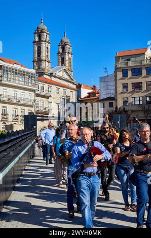 Gruppe von Pipern, Praza da Pedra, Concatedral de Santa María, Vigo, Pontevedra, Galicien, Spanien. Stockfoto