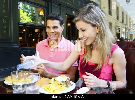 Ein Paar, das in einem Restaurant isst. San Sebastian. Donostia. Gipuzkoa. Baskenland. Spanien. Stockfoto