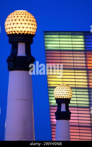 Karnevalslichter im Kursaal Center von Rafael Moneo. San Sebastián. Spanien. Stockfoto