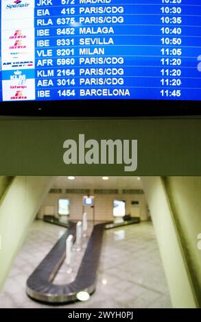 Informationsbildschirme. Gepäck-Förderbänder. Anreise. Loiu Flughafen. Bilbao. Euskadi. Spanien. Stockfoto