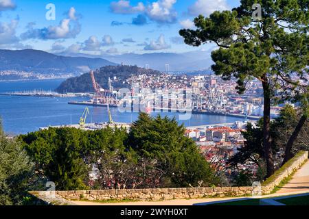 Puerto y Ria de Vigo, Vista desde Parque Monte do Castro, Vigo, Pontevedra, Galicien, Spanien. Stockfoto