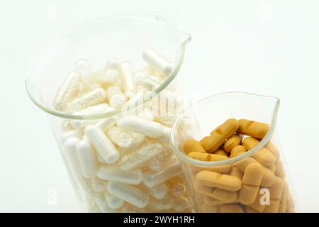 Proben von Kapseln und Tabletten, Generika, Pharmazeutische Anlage, Arzneimittelherstellung, Forschungszentrum, Apotheke, Bereich Gesundheit. Stockfoto