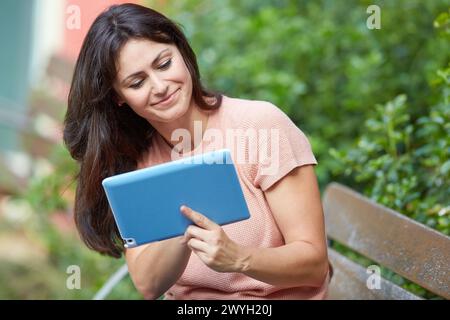 35 Frau mit Tablet im Park. Donostia. San Sebastian. Gipuzkoa. Baskenland - Spanien. Stockfoto