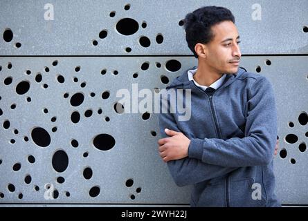 Junge, Außenansicht des San Telmo Museums, Donostia, San Sebastian, Gipuzkoa, Baskenland, Spanien. Stockfoto