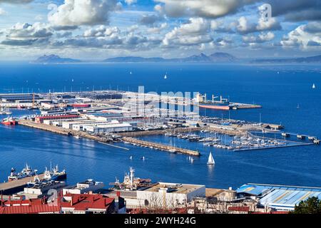 Puerto y Ria de Vigo, Vista desde Parque Monte do Castro, Al fondo Islas Cies, Vigo, Pontevedra, Galicien, Spanien. Stockfoto