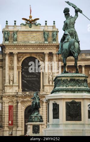 Statuen von Erzherzog Karl von Österreich und Prinz Eugen von Savoyen vor der Hofburg vom Heldenplatz aus gesehen. Österreich. Stockfoto