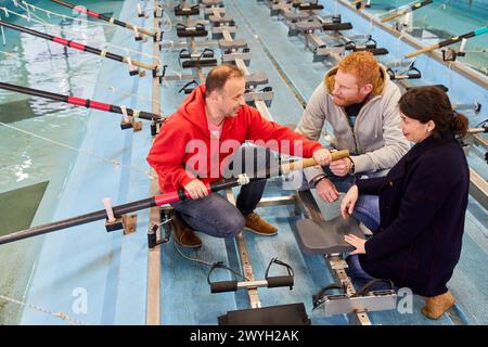 Fremdenführer unterrichtet Touristen die Rudertrainingseinrichtungen, Rudergesellschaft Koxtape Pasajes de San Juan, Pasaia, Gipuzkoa, Baskenland, Spanien, Europa. Stockfoto