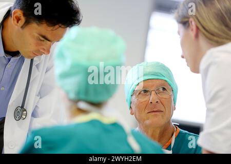 Chirurgen, medizinisches Treffen, klinische Sitzung, Onkologikoa Krankenhaus, Onkologikoa Institut, Fallzentrum für Prävention, Diagnose und Behandlung von Krebs, Donostia, San Sebastian, Gipuzkoa, Baskenland, Spanien. Stockfoto