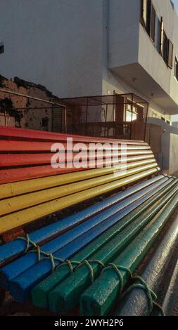 Lebendige Stadtreppe, LGTBIQ+-Farben, inklusive Stockfoto