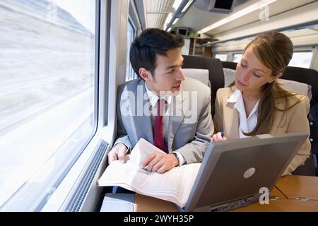 Geschäftsleute, die Arbeiten mit dem Internet verbunden. Passagier. AVE, Tren de Alta Velocidad, Zaragoza, Aragón. Spanien. Stockfoto