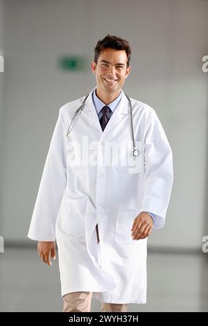 Arzt, der auf dem Flur läuft, Onkologikoa Krankenhaus, Onkologisches Institut, Fallzentrum für Prävention, Diagnose und Behandlung von Krebs, Donostia, San Sebastian, Gipuzkoa, Baskenland, Spanien. Stockfoto