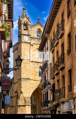 Iglesia de San Vicente, Parte Vieja, Donostia, San Sebastián, Gipuzkoa, País Vasco, España, Europa, Adentrarse en la parte Vieja es conocer el verdadero centro Social de Donostia, sus calles empedradas como la del 31 de Agosto, que conmemora el Incendio ese día de 1813, están llenas de bares para disfrutar de los mejores pintxos de la ciudad, y sus edificios emblemáticos como la Basílica de Santa María del Coro y la iglesia de San Vicente Son de gran atractivo e interés,. Stockfoto