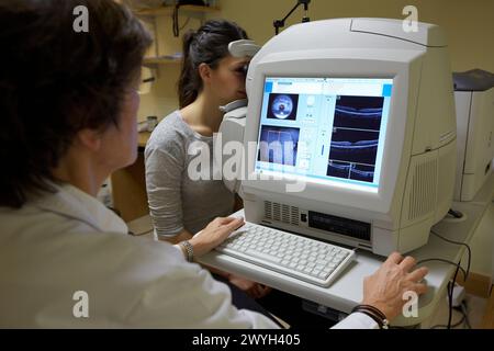 Optische Kohärenztomographie, OCT, Augenheilkunde, Krankenhaus Donostia, San Sebastian, Gipuzkoa, Baskenland, Spanien. Stockfoto