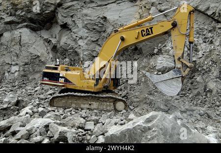 Mergelgewinnung im Steinbruch für die Zementanlage. Stockfoto