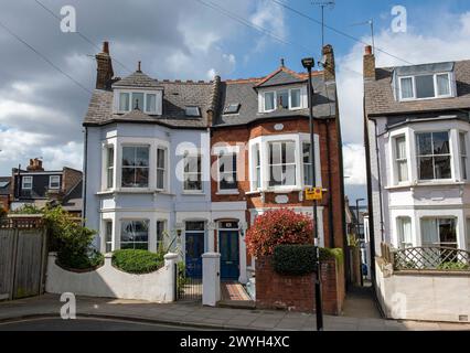Zwei Doppelhäuser im viktorianischen Stil neben der Gasse, Highbury, London Borough of Islington England Großbritannien Stockfoto