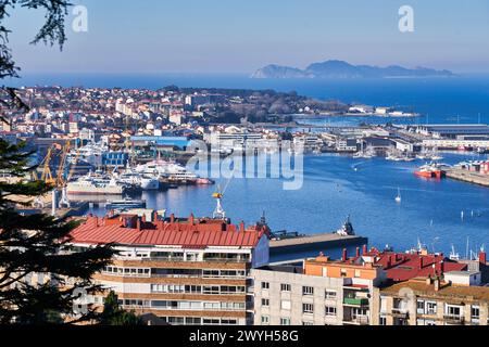 Puerto y Ria de Vigo, Vista desde Parque Monte do Castro, Al fondo Islas Cies, Vigo, Pontevedra, Galicien, Spanien. Stockfoto