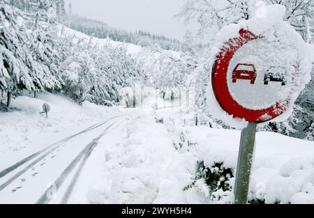 Schneebedeckte Straße. Legazpi. Guipúzcoa, Spanien. Stockfoto
